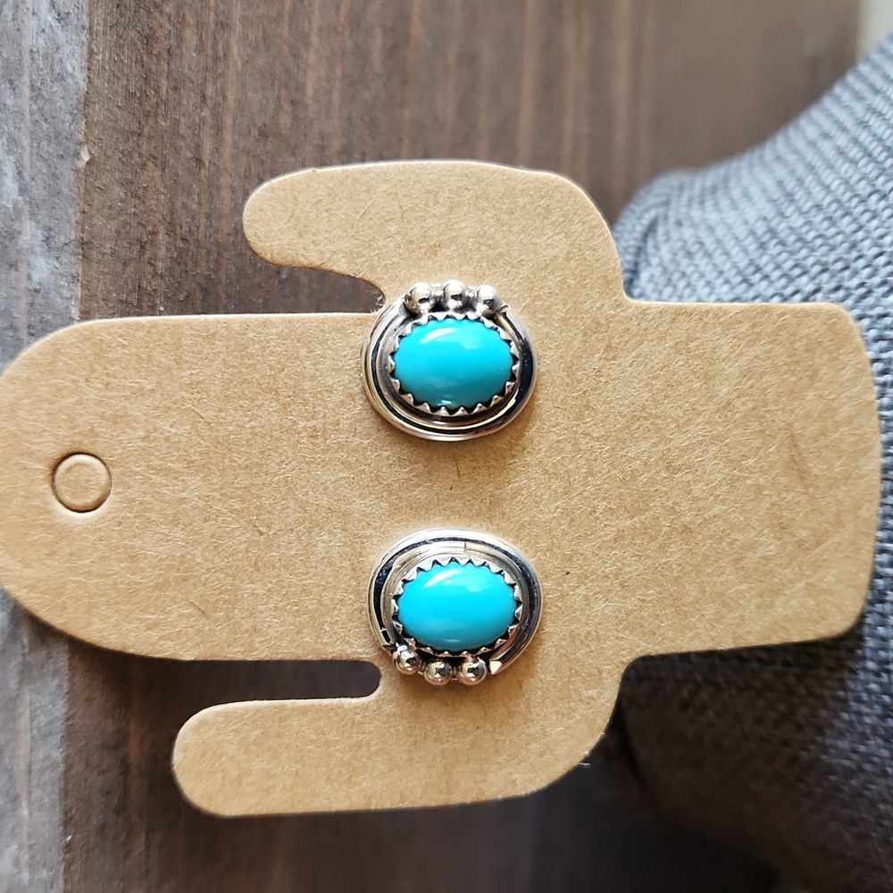Gorgeous NWOT Native American Navajo Turquoise Stud Earrings 🩵